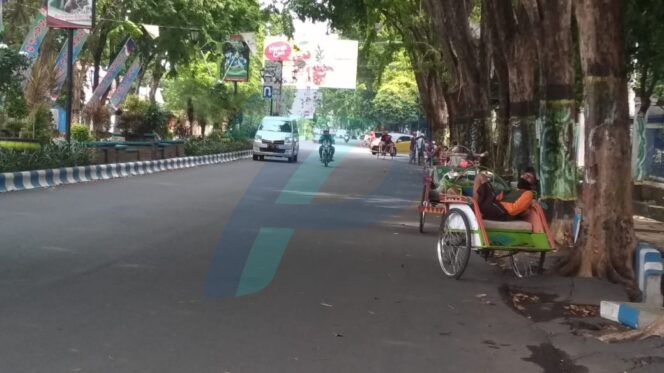 
					Corona Menerpa, Tukang Becak pun Merana