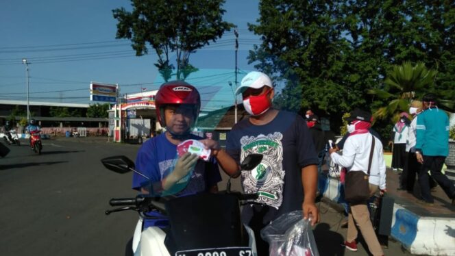 
					Pecinta Slank Probolinggo Ngabuburit Bagi-bagi Masker