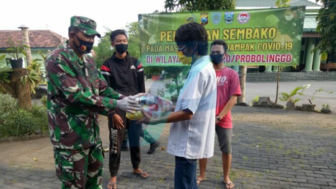 
					Anggota Kodim 0820 Probolinggo bagikan ribuan paket sembako kepada warga. (Foto : Abd, Ghoni)