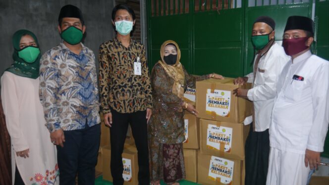 
					TIM AMY saat menyerahkan bantuan paket sembako kepada warga terdampak Covid-19 di Kab. Probolinggo. (Foto : Moh. Ahsan Faradies)