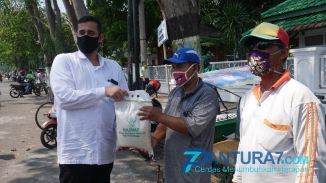 
					Ribuan Tukang Becak dan Sopir Angkot Dibantu Sembako