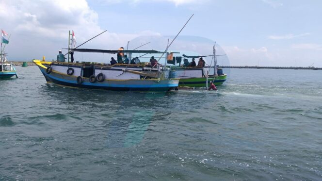 
					Kapal Nelayan Tenggelam di Perairan Gili, 2 ABK Selamat