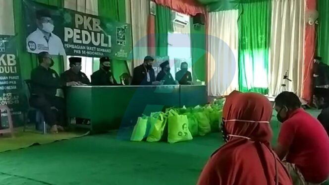 
					PKB Bagi Paket Sembako bagi Warga Terdampak Covid-19