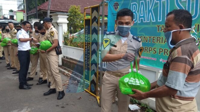 
					Kuliah e-Learning, Taruna Taruni Kemenhub Bagikan Sembako