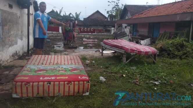 
					Pasca Banjir, Warga Bersihkan Rumah