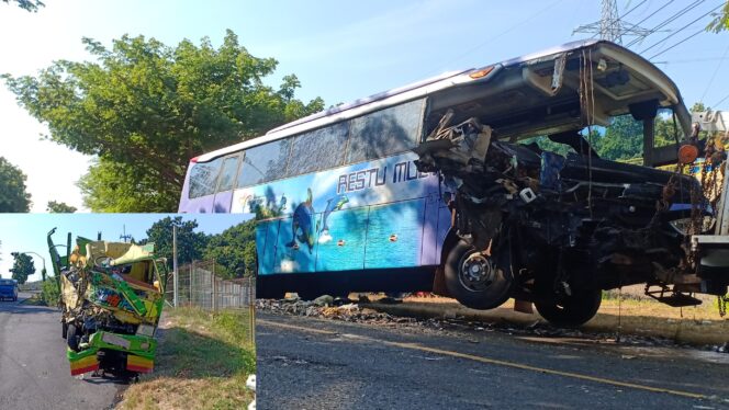 
					Truk Sasak Bus Restu Mulya di Paiton, 2 Meninggal, 9 Luka-luka