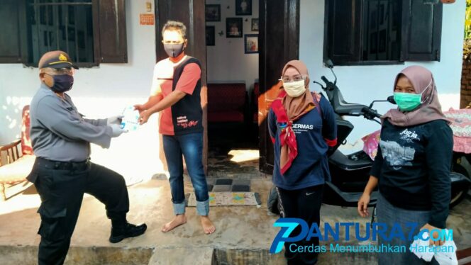 
					Warga Terdampak Covid-19 di Sidoarjo ‘Digerojok’ Obat Herbal