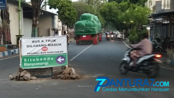 
					Terobos Rambu Larangan Masuk, Truk Lintasi Kota