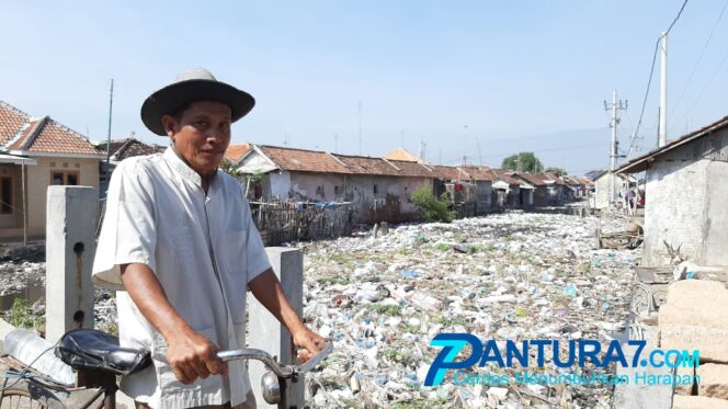 
					Duh! Sungai di Lekok ini Penuh Sampah, Kotor dan Bau