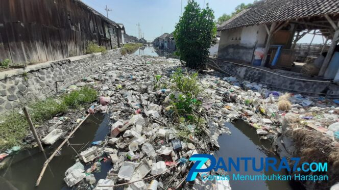 
					Tak Ada TPA, Alasan Warga Lekok Buang Sampah ke Sungai