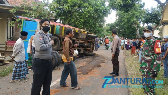 
					Truk Angkut Sengon Guling di Krucil, 2 Warga Kritis