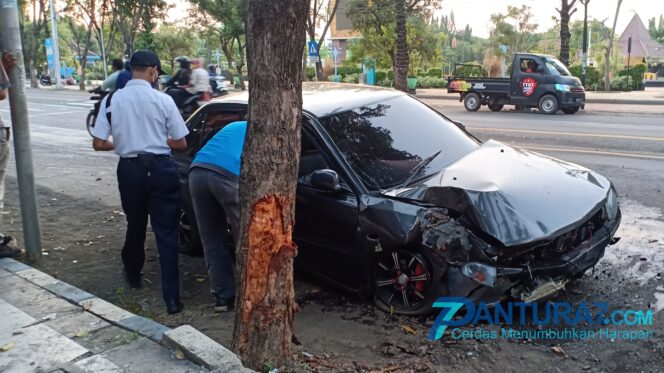 
					Hindari Tabrakan, Mobil  Karyawan PLN Justru Hantam Pohon