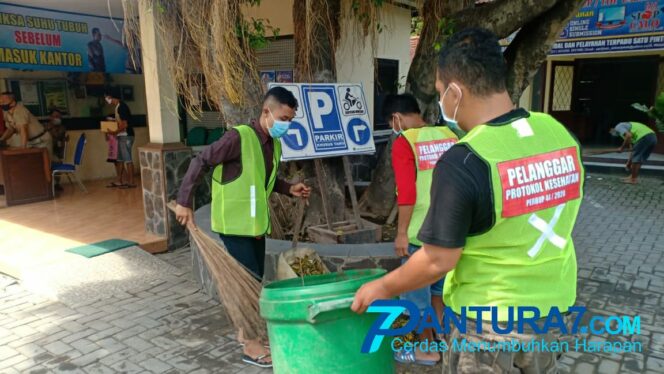 
					Tak Bermasker, KTP Ditahan dan Bersih-bersih Sampah