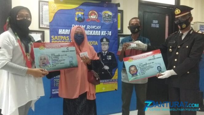 
					Hari Bhayangkara, 10 Warga Dapat SIM Gratis