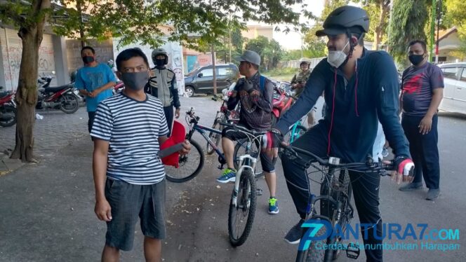 
					Banyak Warga Berkerumun di Fasum Tak Bermasker