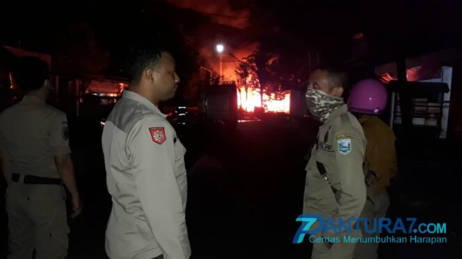 
					Gudang Rongsokan di Kraksaan Terbakar, Kerugian Capai Segini