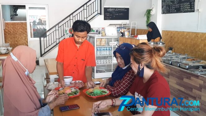 
					Kuliner Akhir Pekan, Menikmati Nasi Uduk Warna-warni di Dapur Jamilah