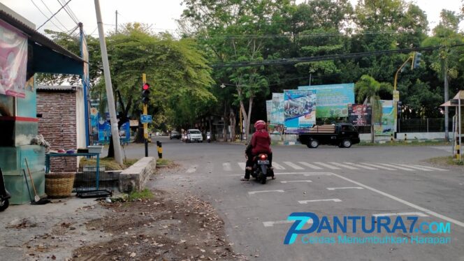 
					Lampu Merah Sumberlele Jadi Sorotan, Kenapa?