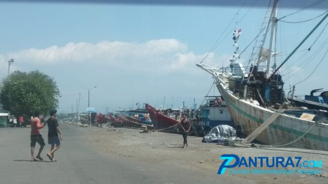 
					Musim Angin Kencang Nelayan Kecil Berhenti Melaut