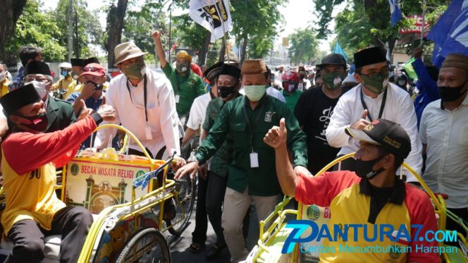 
					Gus Ipul-Adi Wibowo Kayuh Becak saat Mendaftar ke KPU