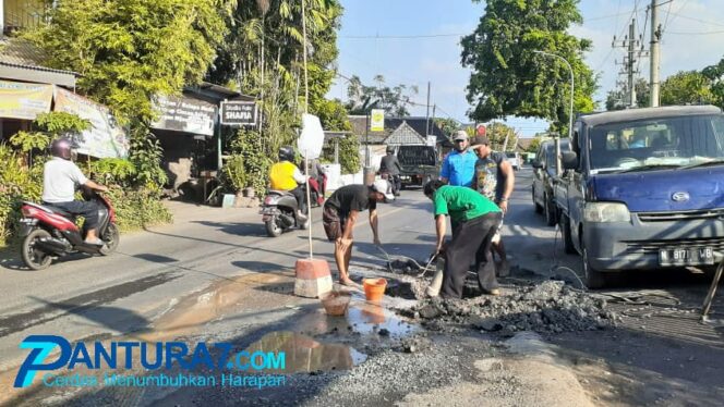 
					Pipa PDAM Bocor, Jalan Tengah Kota Rusak