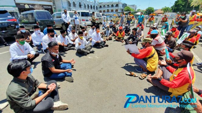 
					Kecewa Bentor Marak, Tukang Becak Wisata Merapat ke Gus Ipul-Mas Adi