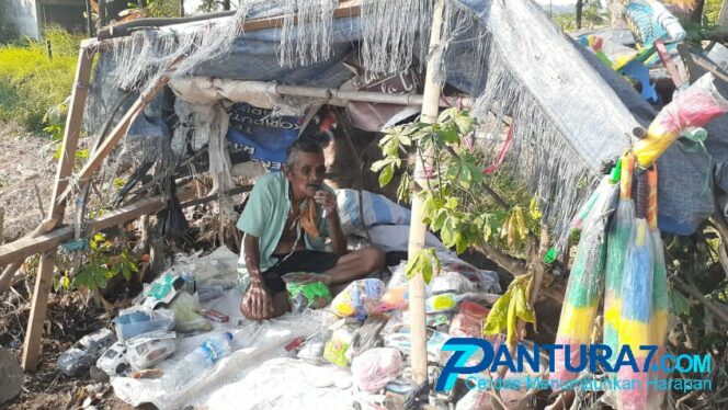 
					Enggan Mengemis, Kakek ini Pilih Jual Mainan