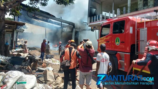 
					Gudang Besi Tua di Rejoso Terbakar, 3 Motor Hangus