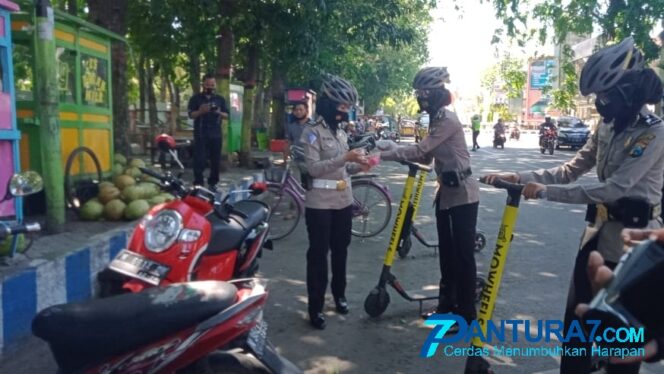 
					Ber-Otoped, Polwan Bagikan Masker dan Bunga