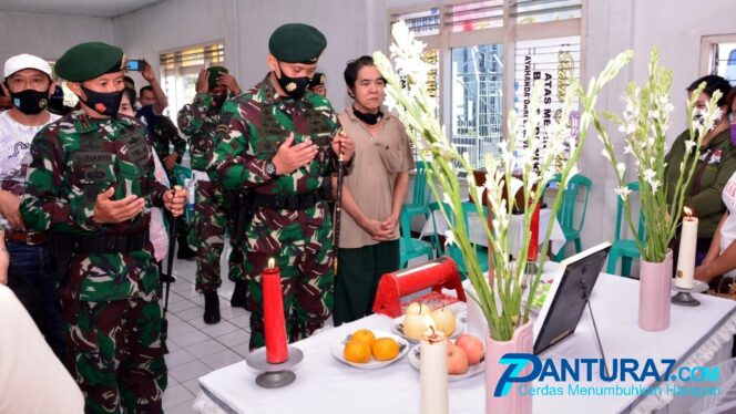 
					Pangdivif 2 Kostrad Kunjungi Keluarga Korban Laka Lantas