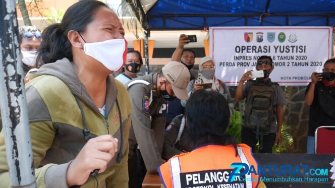 
					Terjaring Razia Masker, Wanita Muda ini Menangis