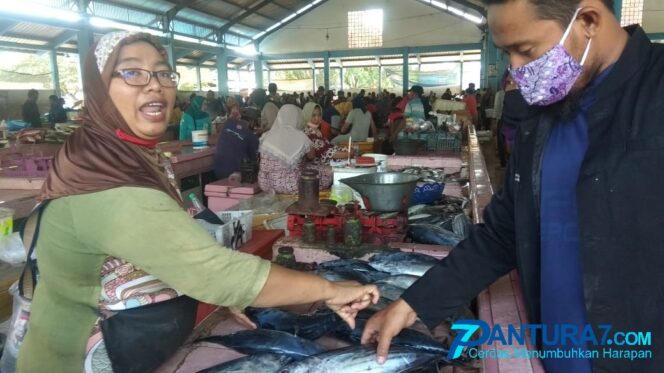 
					Gelombang Tinggi dan Angin Kencang, Ikan Laut Melambung