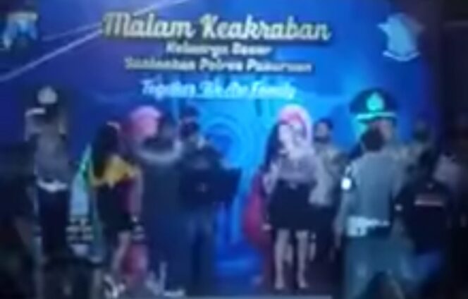 
					Abaikan Protokol Kesehatan, Polisi Dangdutan Bersama Biduan