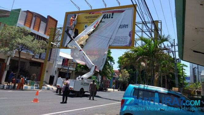 
					Pilwali Pasuruan, Bawaslu Turunkan APK Langgar Aturan