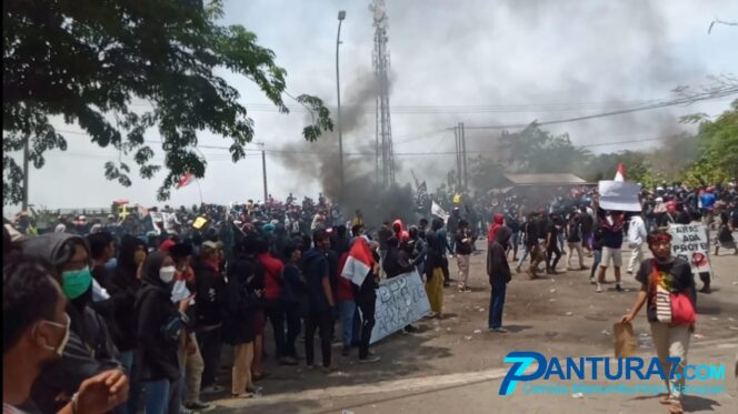 
					Demo Tolak UU Omnibus Law, Massa Bakar Ban, Jalur Pantura Lumpuh