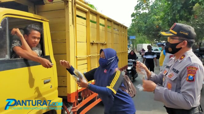 
					Edukasi Prokes, Pekerja Sosial Sebar Masker