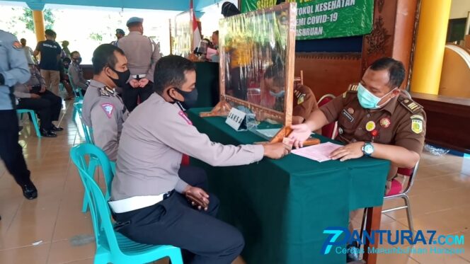 
					Polisi ‘Dangdutan’ Disidang, Kena Denda Rp 100 Ribu