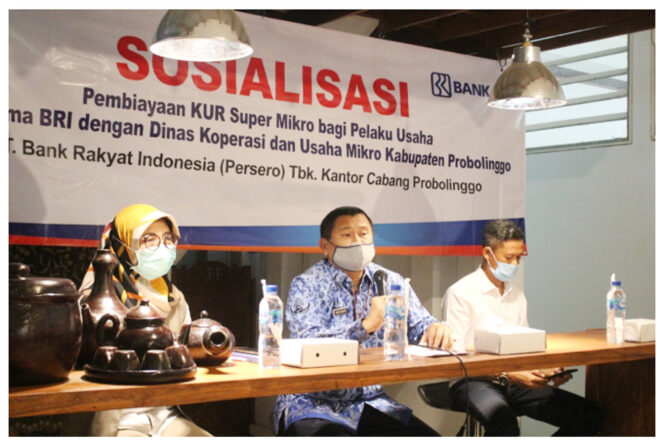 
					Pemkab Probolinggo melalui Dinas Koperasi dan Usaha Mikro dan BRI Cabang Probolinggo saat memberikan sosialisasi pembiayaan KUR Super Mikro bagi pelaku usaha. (foto : Diskominfo Kab. Probolinggo)
