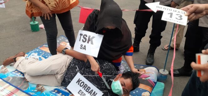 
					Istri Penggorok Leher Suami di Nguling Jalani Rekontruksi