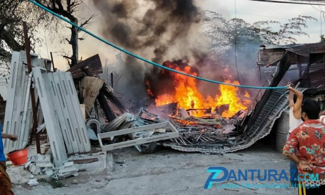 
					Toko Bangunan Terbakar, 2 Pikap Hangus