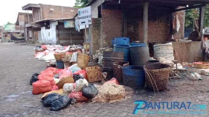 
					Sampah di Pasar Pandaan Menumpuk dan Bau, Pedagang Mengeluh