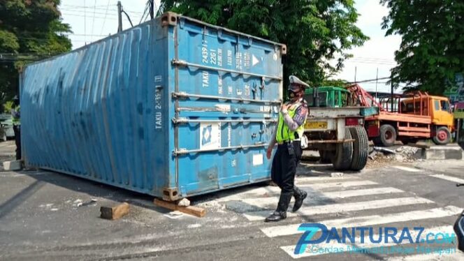 
					Kontainer Guling di Jalur Malang – Surabaya, Lalin Lumpuh