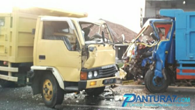 
					Dump Truk Saling Bertabrakan, 2 Luka