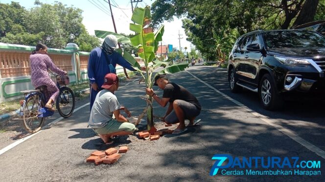 
					Berlubang, Warga Tambal Jalan Sunan Ampel