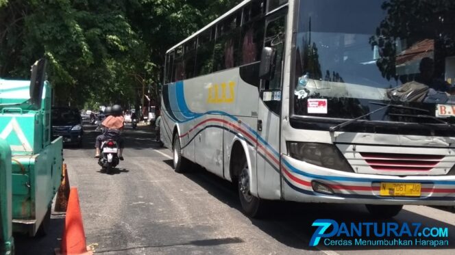 
					Dishub Tambah Rambu Larangan Kendaraan Besar Masuk Kota