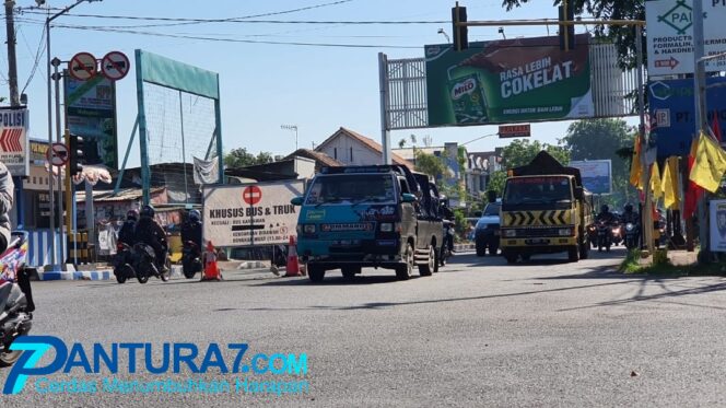 
					Rambu Larangan Terpasang, Truk Nekat Masuk Kota