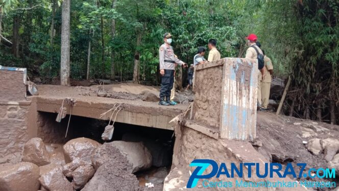 
					Diterjang Banjir, 2 Jembatan di Lumbang Ambrol