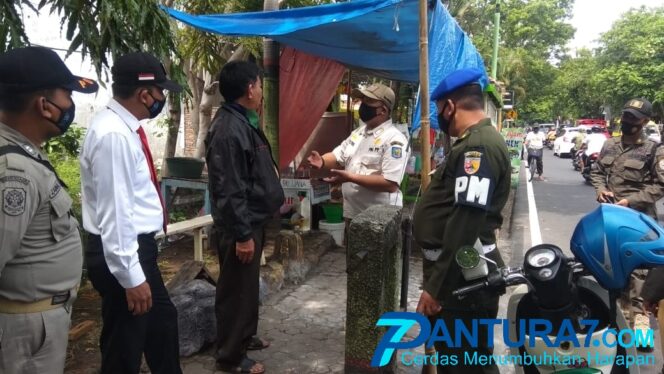 
					Berjualan di Jalan dan Trotoar, PKL Ditertibkan