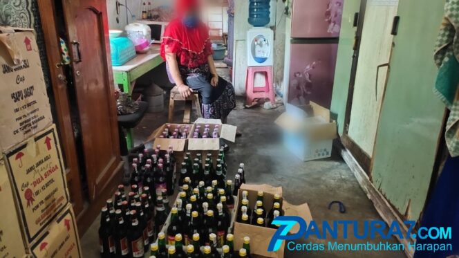 
					Sarang Miras Digerebek, Ratusan Botol Disita