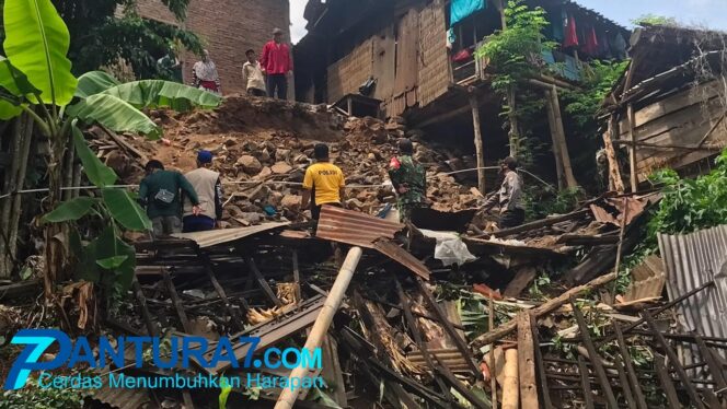 
					Tanah Longsor di Pakuniran Rusak Rumah